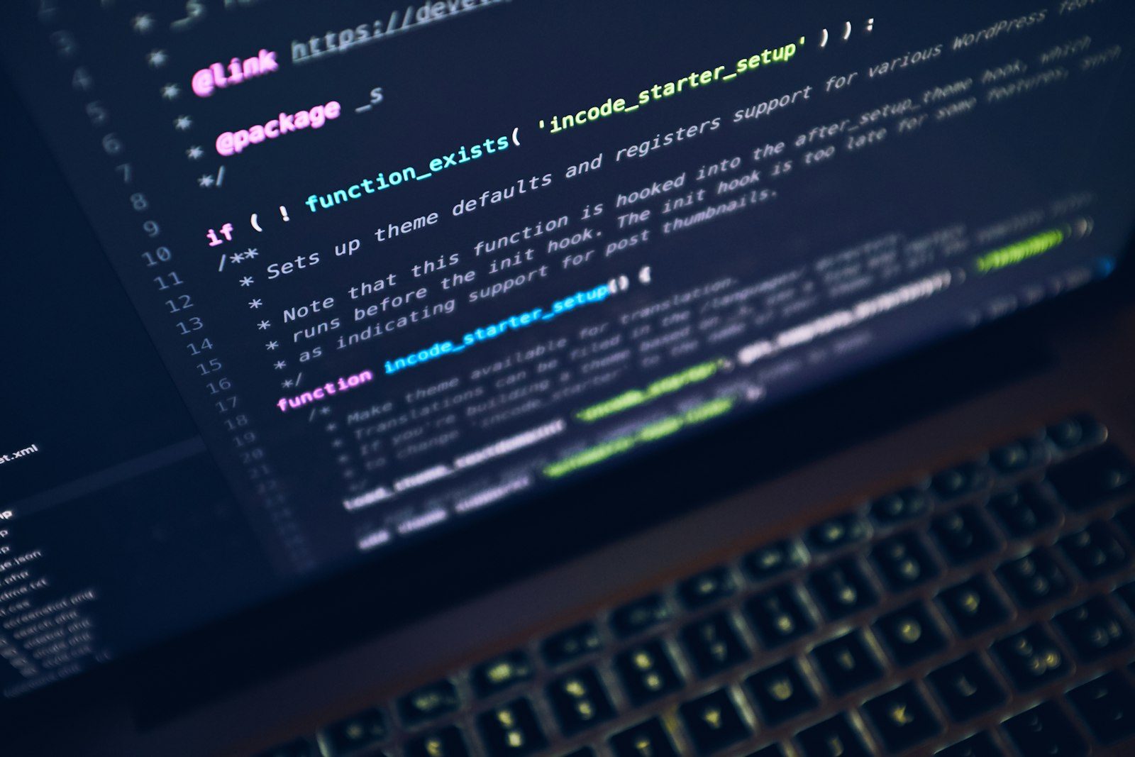 原稿を組み立てるキーボード作業のイメージ